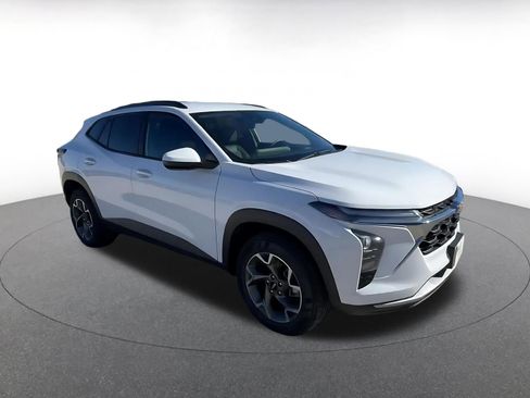 Used 2025 Chevrolet Trax LT image 2