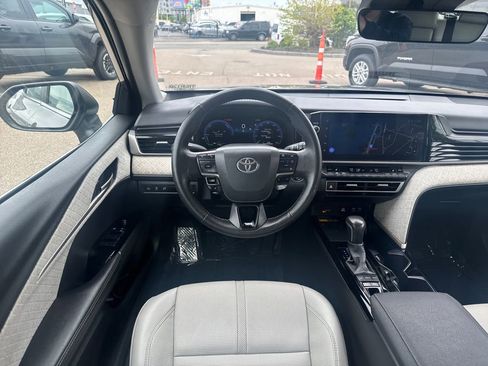 Used 2025 Toyota Camry XLE AWD/4WD image 11