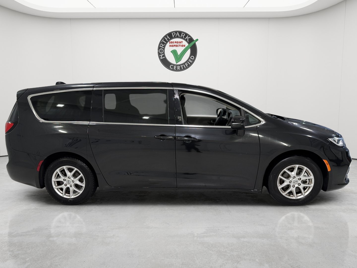 Used 2023 Chrysler Pacifica Touring-L FWD image 6