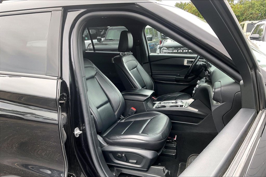 Used 2020 Ford Explorer XLT w/ Equipment Group 202A AWD/4WD image 6