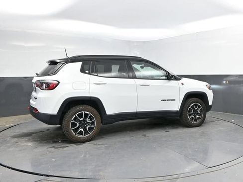 Used 2025 Jeep Compass Trailhawk AWD/4WD image 2