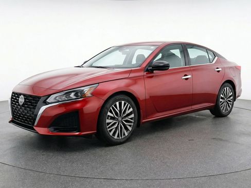 Used 2025 Nissan Altima 2.5 SV FWD image 3