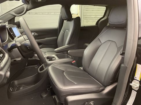 New 2026 Chrysler Pacifica Select image 12