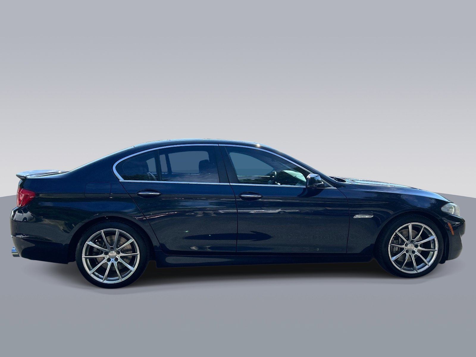 Used 2011 BMW 550i xDrive Sedan AWD/4WD image 2