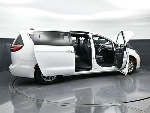 Used 2025 Chrysler Pacifica Select FWD image 50