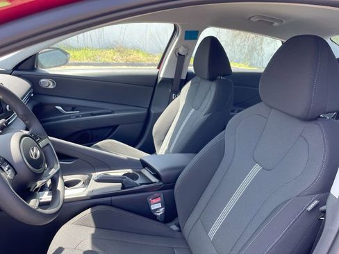 Certified 2025 Hyundai Elantra SE image 38