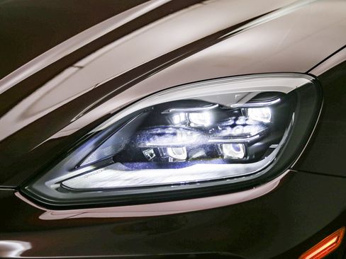 Certified 2025 Porsche Cayenne Coupe AWD/4WD image 11