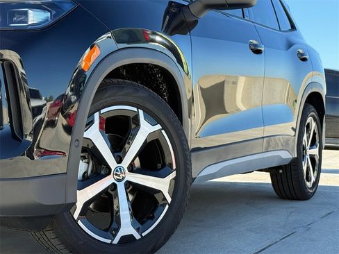 New 2026 Volkswagen Tiguan SE image 2