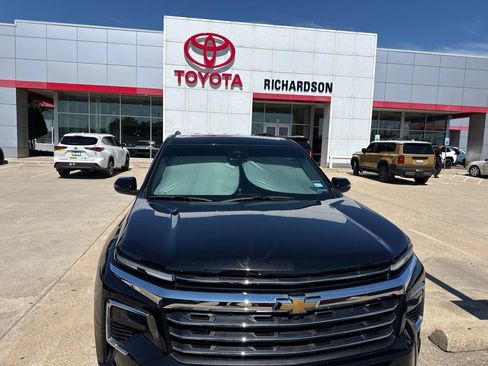 Used 2026 Chevrolet Traverse LT FWD image 2