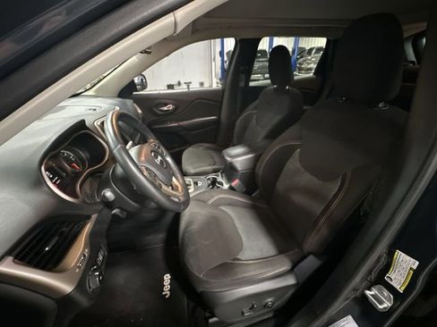 Used 2017 Jeep Cherokee Latitude AWD/4WD image 17