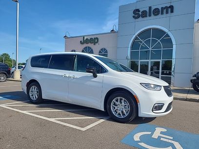 New 2025 Chrysler Pacifica Select