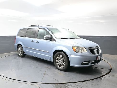 Used 2013 Chrysler Town & Country Touring-L w/ Driver Convenience Group FWD image 5