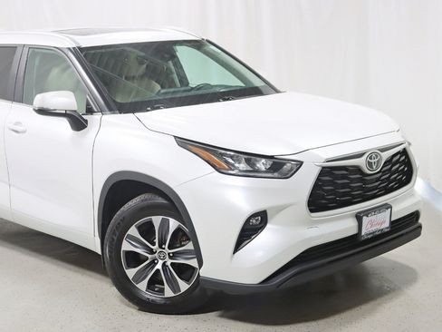 Used 2024 Toyota Highlander XLE AWD/4WD image 2