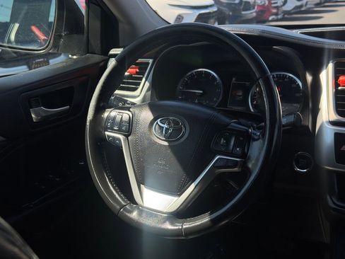 Used 2017 Toyota Highlander SE AWD/4WD image 18
