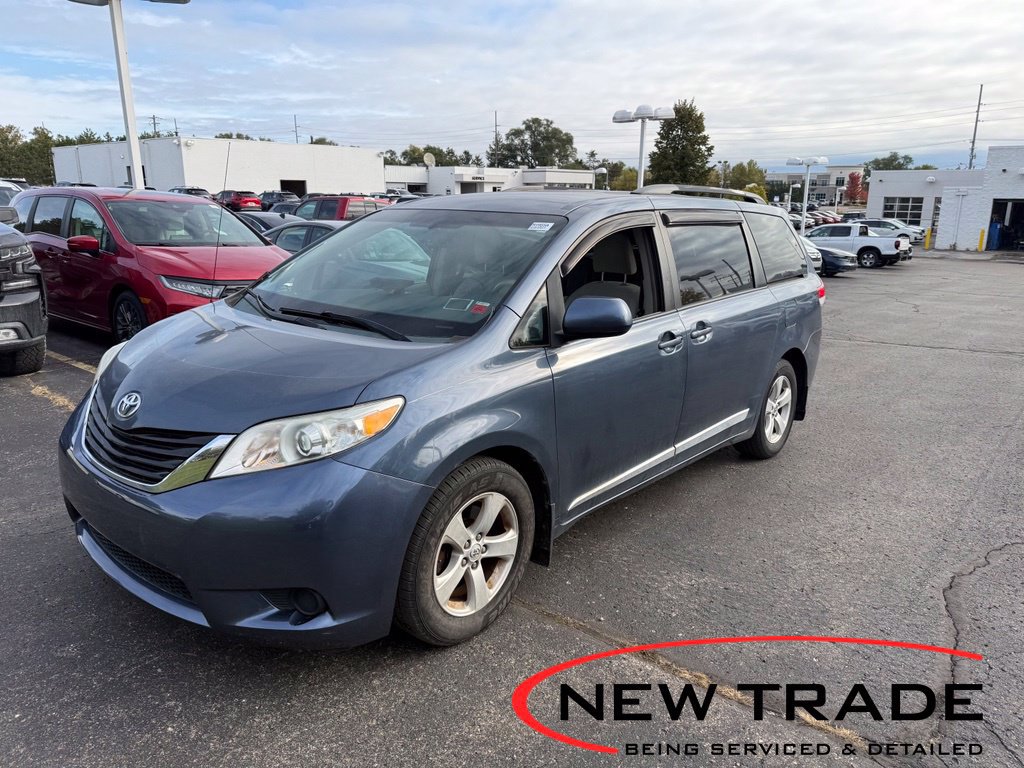 Used 2013 Toyota Sienna LE w/ Towing Pkg FWD image 1