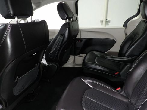 Used 2024 Chrysler Pacifica Limited FWD image 18
