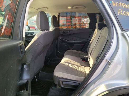 Used 2022 Ford Escape SE w/ Cold Weather Package image 19