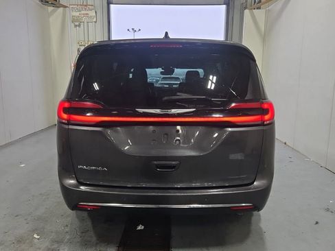 Used 2023 Chrysler Pacifica Touring-L image 10