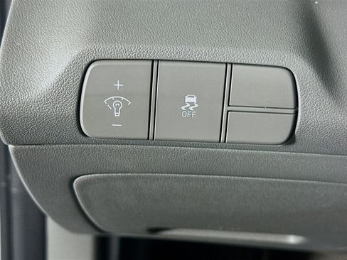 Used 2025 Hyundai Elantra SEL FWD image 17