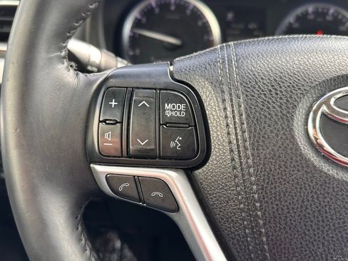 Used 2017 Toyota Highlander SE w/ Carpet Mat Package image 29