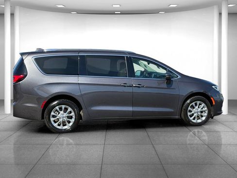 Used 2021 Chrysler Pacifica Touring-L AWD/4WD image 8