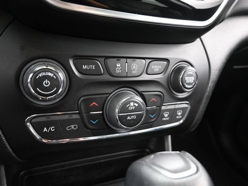Used 2020 Jeep Cherokee Limited AWD/4WD image 22