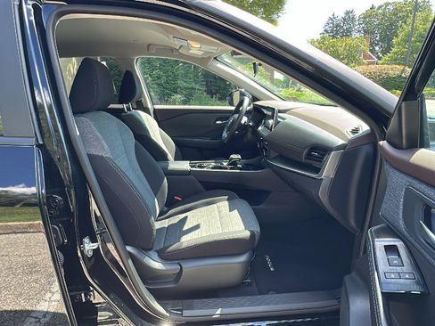 Certified 2023 Nissan Rogue SV image 22