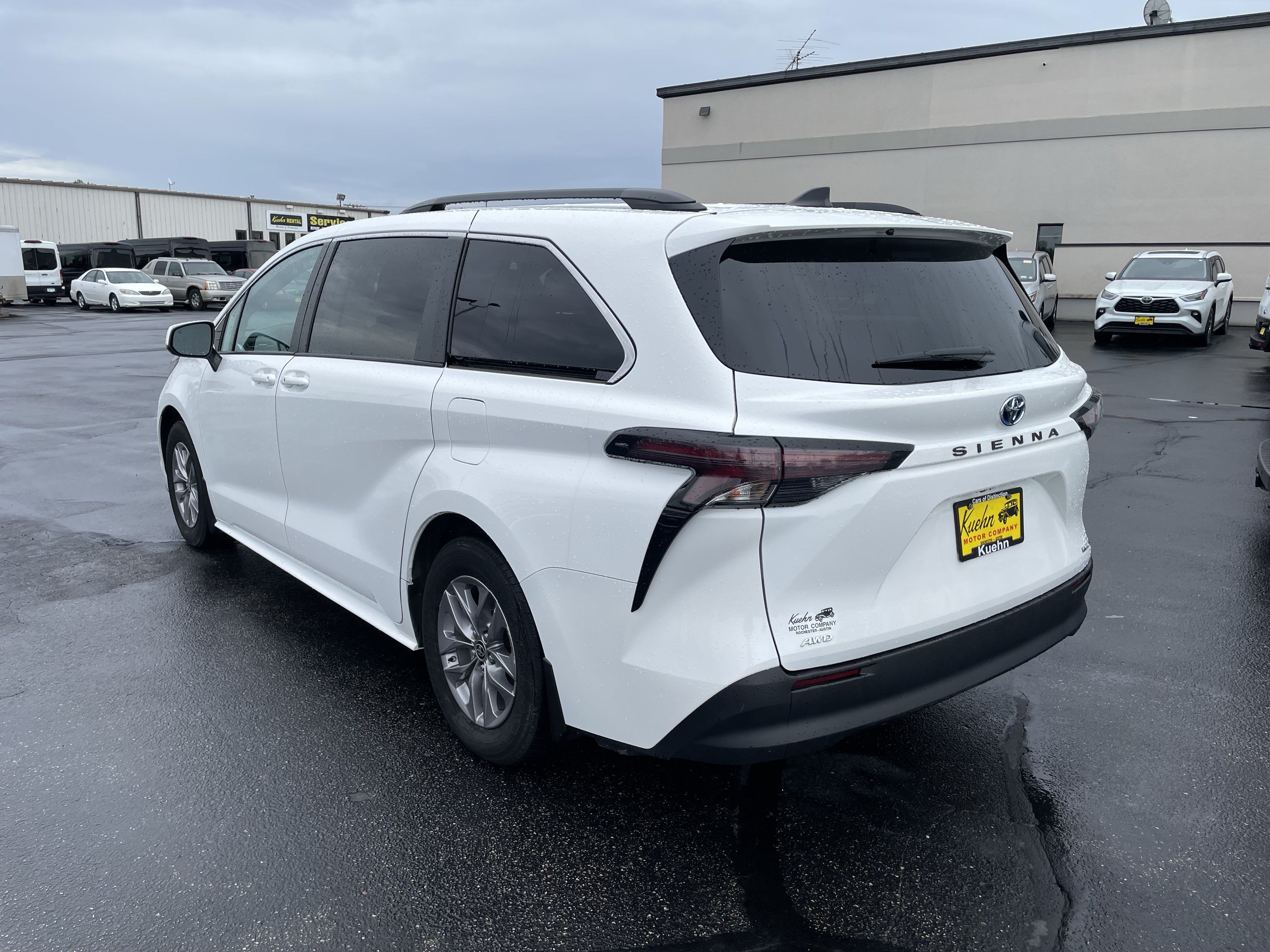 Used 2023 Toyota Sienna LE AWD/4WD image 3