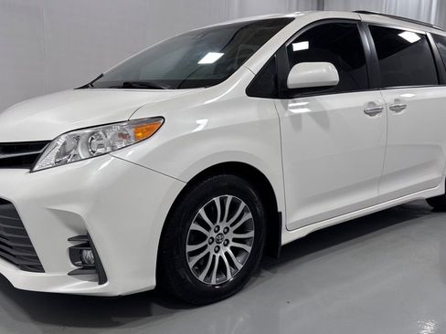Used 2018 Toyota Sienna XLE Premium FWD image 1