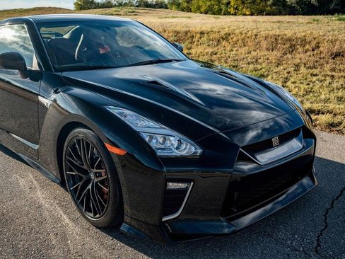 Used 2020 Nissan GT-R Premium w/ Premium Interior Package image 4