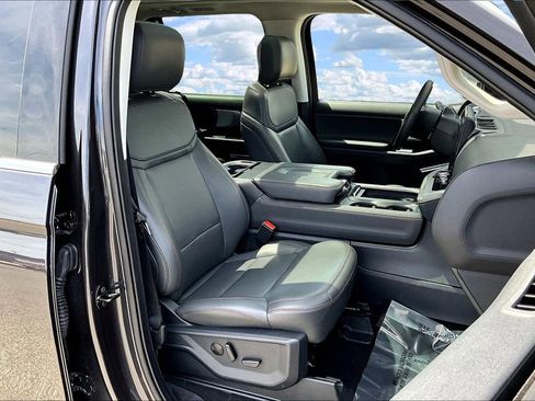 Used 2025 Ford Expedition Active AWD/4WD image 32