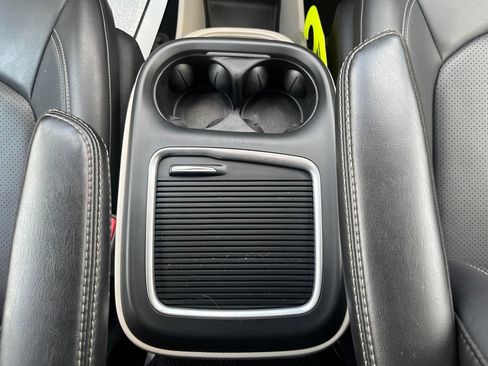 Used 2023 Chrysler Pacifica Touring-L FWD image 14