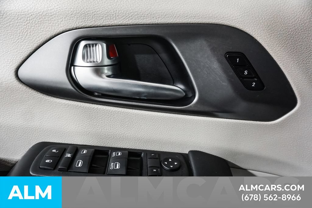 Used 2023 Chrysler Pacifica Touring-L FWD image 50