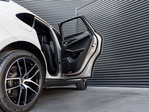 Certified 2025 Porsche Macan AWD/4WD image 31