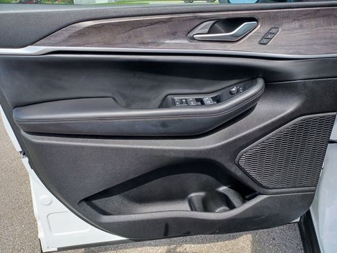 Used 2024 Jeep Grand Cherokee Limited w/ Black Appearance Package AWD/4WD image 10