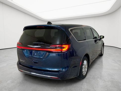 Used 2023 Chrysler Pacifica Touring-L FWD image 3