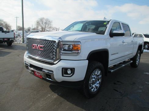 Used 2015 GMC Sierra 2500 Denali w/ Suspension Package, Off-Road image 11