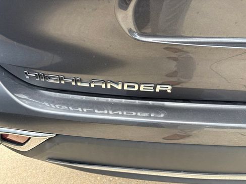Used 2020 Toyota Highlander XLE FWD image 27