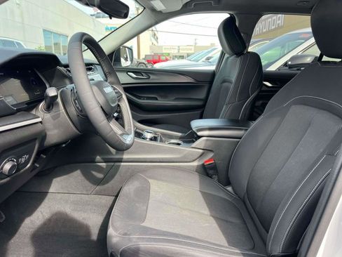 Used 2023 Jeep Grand Cherokee Laredo image 14