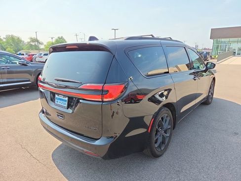 Used 2025 Chrysler Pacifica Limited FWD image 6