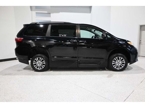 Used 2019 Toyota Sienna XLE FWD image 5