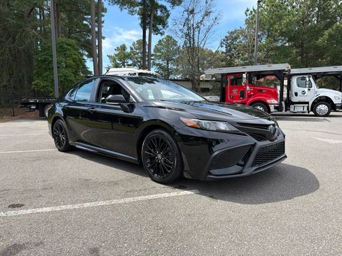 Used 2022 Toyota Camry SE FWD image 4