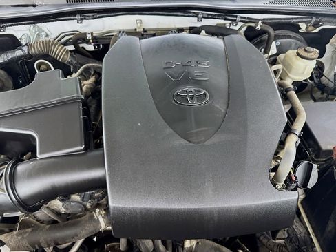 Used 2018 Toyota Tacoma SR5 AWD/4WD image 35