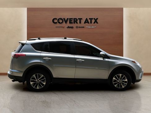 Used 2017 Toyota RAV4 XLE AWD/4WD image 6