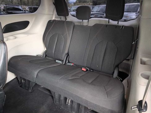 Used 2018 Chrysler Pacifica Touring Plus FWD image 9