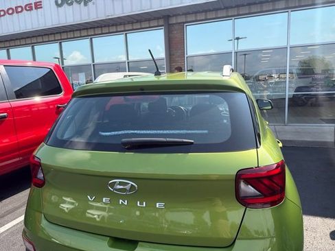 Used 2024 Hyundai Venue SEL FWD image 8
