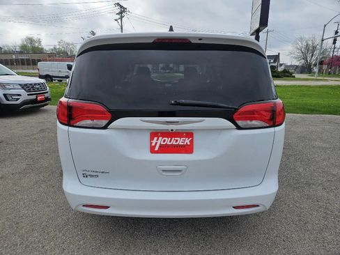 Used 2022 Chrysler Voyager LX FWD image 7