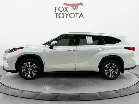 Used 2022 Toyota Highlander XLE AWD/4WD image 2