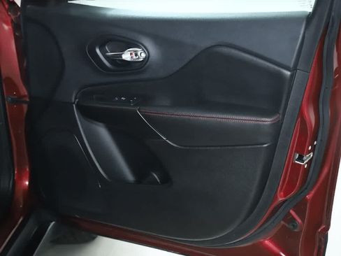 Used 2019 Jeep Cherokee Trailhawk w/ Cold Weather Group AWD/4WD image 34