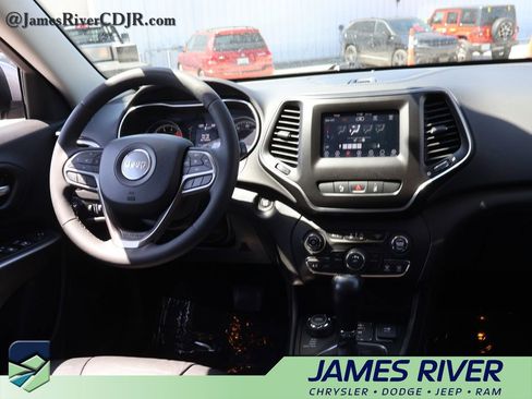 Used 2021 Jeep Cherokee Latitude Lux w/ Mopar Interior Package AWD/4WD image 13